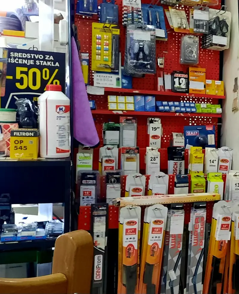 Zid s auto sijalicama, metlicama brisača i dijelovima u radnji
