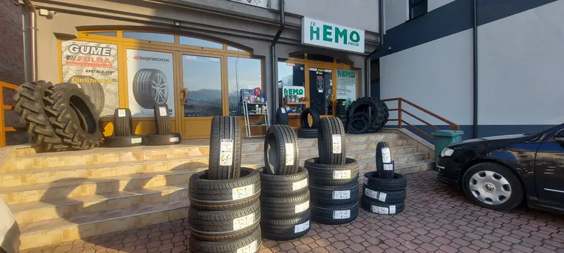 Složene nove gume ispred radnje HEMO PROM